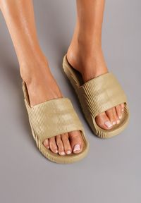 Born2be - Ciemnobeżowe Piankowe Klapki na Grubszej Podeszwie z Tłoczoną Cholewką Afnelia. Okazja: do domu, na co dzień. Kolor: beżowy. Styl: casual #6