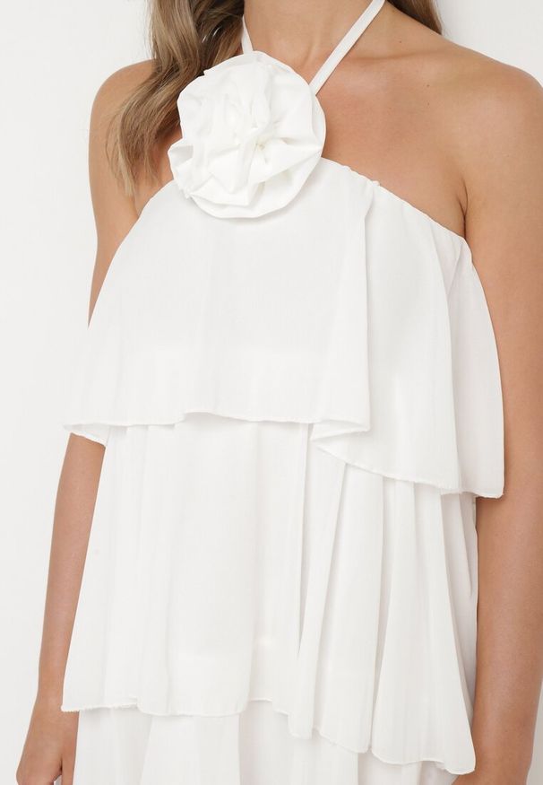 Born2be - Biała Sukienka z Falbanami Wiązana na Szyi z Broszką Kwiatem Tinallena. Okazja: na co dzień. Kolor: biały. Wzór: kwiaty. Styl: casual