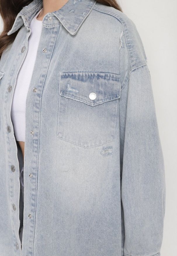 Born2be - Niebieska Kurtka Koszula Jeansowa o Oversizowym Fasonie z Bawełny Tella. Kolor: niebieski. Materiał: bawełna, jeans. Sezon: jesień, wiosna. Styl: elegancki