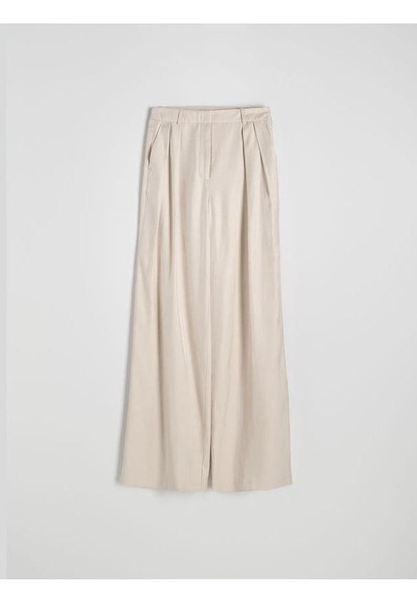 Reserved - Błyszczące spodnie z wiskozą - beżowy. Kolor: beżowy. Materiał: wiskoza