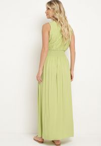 Born2be - Zielona Wiskozowa Sukienka z Kopertowym Dekoltem i Gumkami w Talii Joridia. Okazja: na co dzień. Typ kołnierza: dekolt kopertowy. Kolor: zielony. Materiał: wiskoza. Długość rękawa: na ramiączkach. Typ sukienki: kopertowe. Styl: wizytowy, casual #2