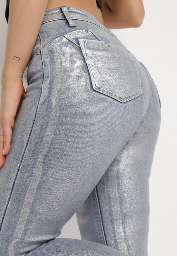 Born2be - Srebrne Metaliczne Jeansy z Efektem Push Up Mireti. Kolor: srebrny. Wzór: aplikacja