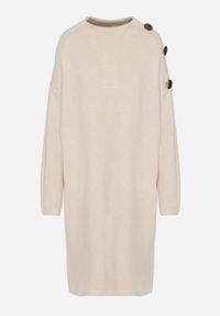 Born2be - Beżowa Sweterkowa Sukienka Pudełkowa Ozdobiona z Boku Guzikami Tustina. Okazja: na co dzień. Kolor: beżowy. Materiał: jeans. Wzór: aplikacja. Typ sukienki: proste. Styl: casual, elegancki #5