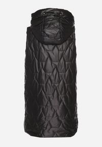 Born2be - Czarna Długa Kamizelka z Pikowaniem i Ozdobnymi Suwakami Desilla. Okazja: na co dzień. Kolor: czarny. Materiał: jeans. Długość: długie. Styl: casual #6