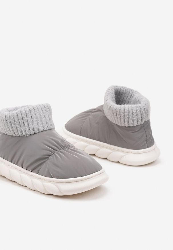 Born2be - Szare Kapcie Vices Pikowane na Piankowej Podeszwie Floraviel. Okazja: do domu, na co dzień. Kolor: szary. Materiał: futro, dzianina. Obcas: na płaskiej podeszwie. Styl: casual