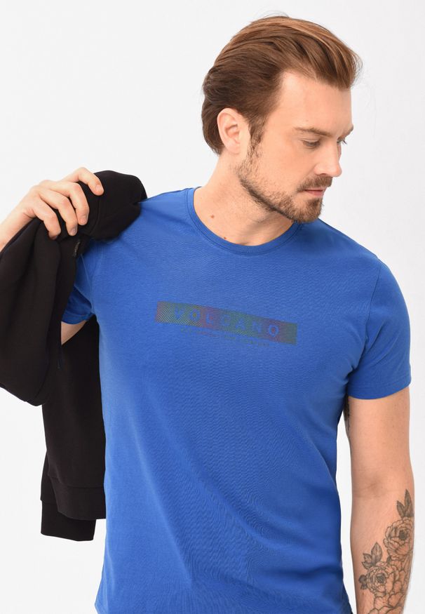 Volcano - Bawełniany t-shirt T-HOLOGRAM. Okazja: na co dzień. Materiał: bawełna. Długość rękawa: krótki rękaw. Długość: krótkie. Wzór: napisy, nadruk. Styl: klasyczny, casual