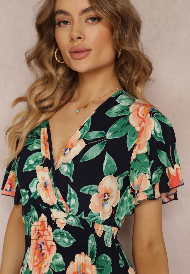 Renee - Granatowa Rozkloszowana Sukienka Maxi z Gumkami w Talii i Falbankami Tayte. Typ kołnierza: kołnierz z falbankami. Kolor: niebieski. Materiał: tkanina. Długość rękawa: krótki rękaw. Typ sukienki: kopertowe. Długość: maxi