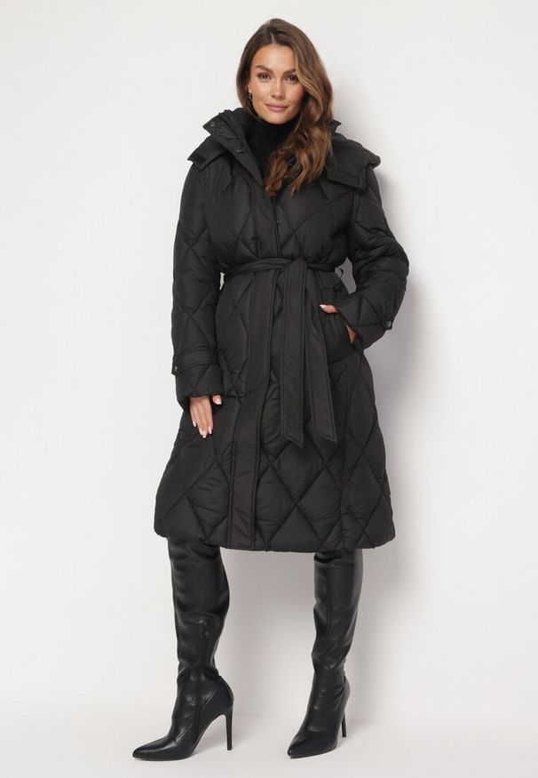 Born2be - Czarna Długa Kurtka Płaszcz z Kapturem i Wiązaniem w Pasie Gasaetta. Typ kołnierza: kaptur. Kolor: czarny. Materiał: materiał. Długość: długie. Sezon: zima