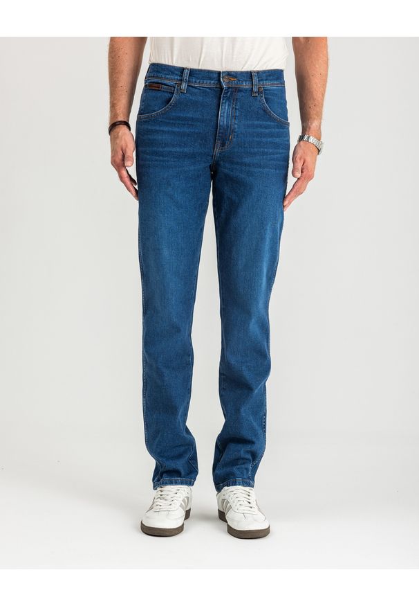 Wrangler - MĘSKIE SPODNIE JEANSOWE WRANGLER TEXAS SLIM GAME ON W12ST112E 112126517. Długość: krótkie. Wzór: aplikacja, napisy, jednolity. Sezon: lato. Styl: retro, klasyczny
