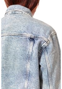 Wrangler - DAMSKA KURTKA JEANSOWA WRANGLER RETRO CROP JACKET WRAINBOW WASH W417RI24K 112128793. Materiał: jeans. Styl: retro #7