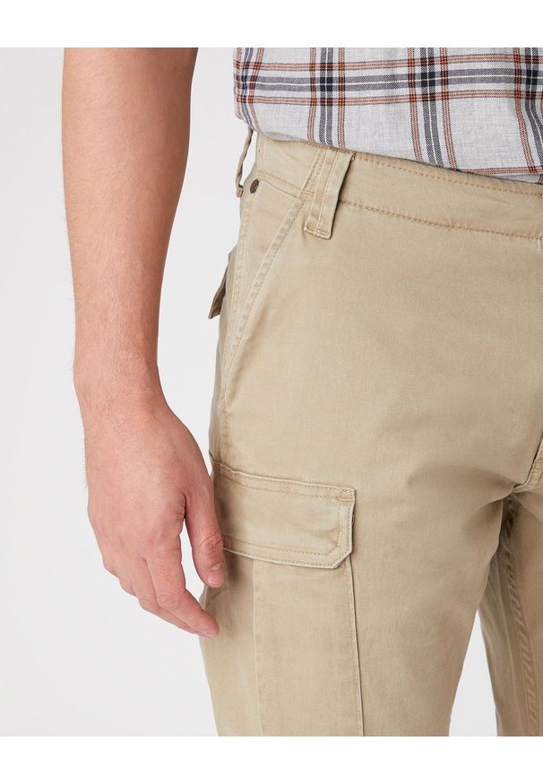 Wrangler - SPODNIE MĘSKIE WRANGLER CASEY CARGO SADDLE W1C250327 112127691. Okazja: na co dzień. Długość: długie. Styl: sportowy, klasyczny, elegancki, casual