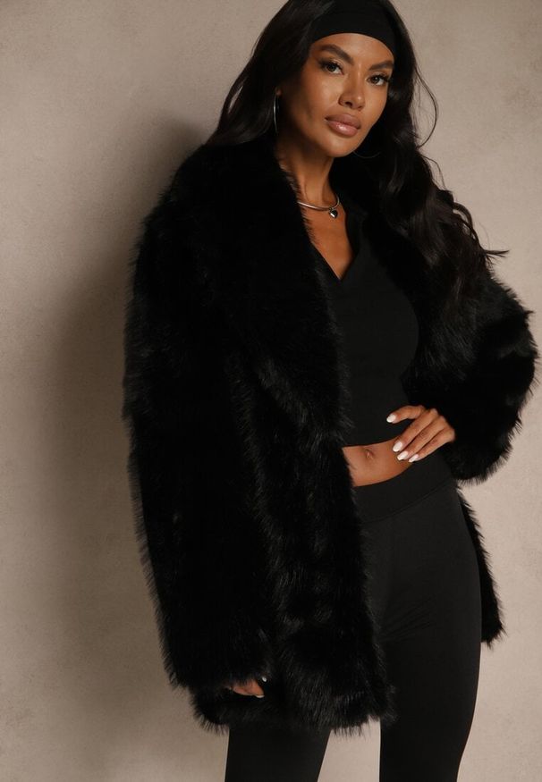 Renee - Czarna Klasyczna Kurtka Futerko z Wąskim Wiązanym Paskiem w Talii Casfitta. Okazja: na co dzień. Kolor: czarny. Materiał: futro. Wzór: nadruk. Styl: klasyczny