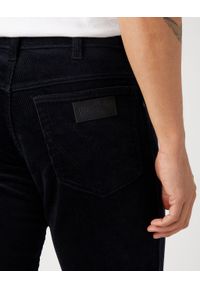 Wrangler - WRANGLER MESKIE SPODNIE SZTRUKSOWE SZTRUKS GREENSBORO BLACK W15QLM100. Materiał: sztruks #5