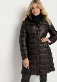 Born2be - Czarna Kurtka Pikowana o Długim Kroju z Kapturem i Dwustronnym Suwakiem Sanasira. Okazja: na co dzień. Typ kołnierza: kaptur. Kolor: czarny. Materiał: jeans. Długość: długie. Styl: casual, elegancki #1