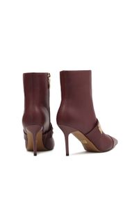 Kazar - Bordowe botki ze skóry licowej z efektowną metalową ozdobą. Zapięcie: pasek. Kolor: czerwony. Materiał: skóra. Szerokość cholewki: normalna. Wzór: aplikacja. Obcas: na obcasie. Styl: klasyczny. Wysokość obcasa: średni #4