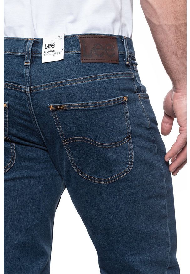 Lee - JEANSY MĘSKIE LEE BROOKLYN DARK STONEWASH L76XSQ46 112121165. Okazja: na co dzień. Wzór: aplikacja. Sezon: lato. Styl: elegancki, klasyczny, casual