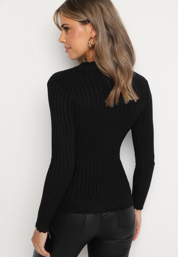 Born2be - Czarny Prążkowany Sweter z Bawełną Mevin. Okazja: na co dzień. Kolor: czarny. Materiał: bawełna, prążkowany. Styl: elegancki, casual