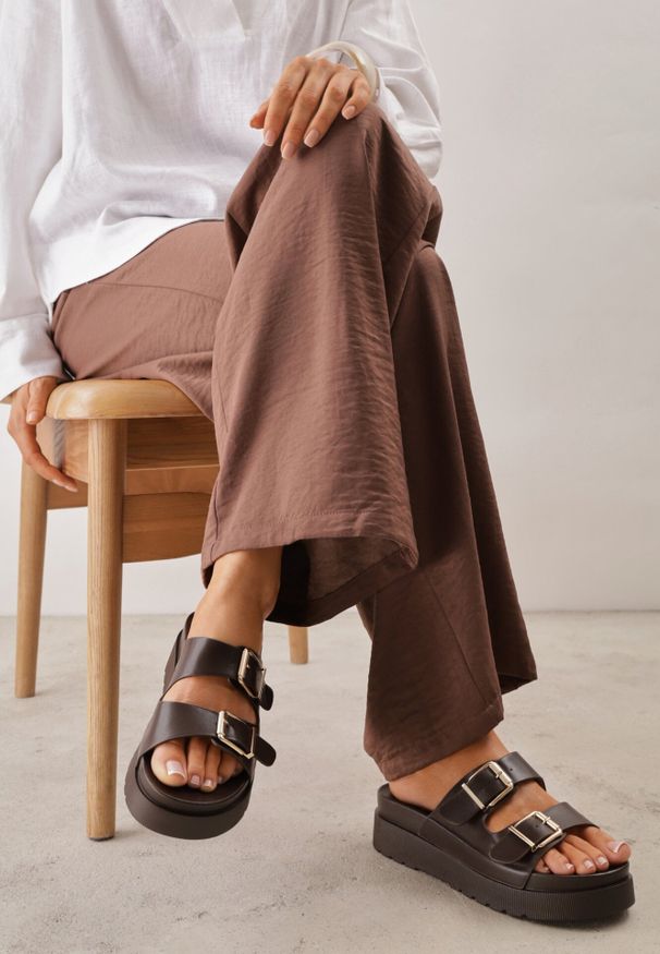 Born2be - Ciemnobrązowe Klapki na Grubej Podeszwie z Dwoma Klamrami Xenienne. Okazja: na co dzień. Kolor: brązowy. Materiał: jeans, len. Styl: elegancki, casual