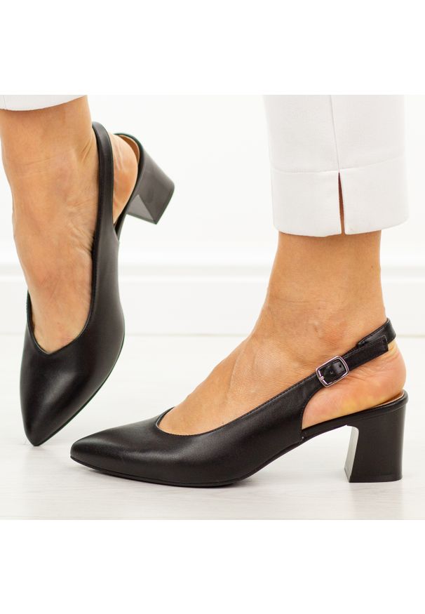 Czarne czółenka damskie bez pięty Sergio Leone Sk463. Okazja: do pracy, na wesele, na ślub cywilny. Zapięcie: pasek. Kolor: czarny. Materiał: skóra. Sezon: wiosna, lato. Obcas: na obcasie. Styl: elegancki, klasyczny, wizytowy. Wysokość obcasa: niski