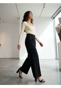 Sinsay - Prążkowana koszulka z długim rękawem - żółty. Kolor: żółty. Materiał: prążkowany. Długość rękawa: długi rękaw. Długość: długie