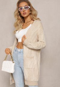 Renee - Jasnobeżowy Luźny Kardigan Niezapinany z Dłuższym Włosiem Karsta. Kolekcja: plus size. Kolor: beżowy. Materiał: dzianina. Długość: długie