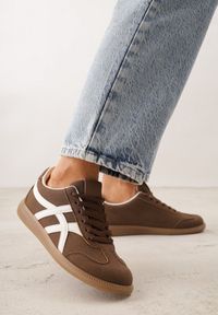 Renee - Brązowe Sneakersy w Stylu Tenisówek Ozdobione Geometrycznymi Paskami Zitora. Okazja: na co dzień. Zapięcie: pasek. Kolor: brązowy. Wzór: geometria, aplikacja #7