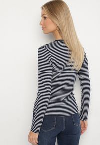 Born2be - Granatowa Bluzka Typu Longsleeve w Paski Ozdobiona Cyrkoniami Ralinella. Okazja: na co dzień. Kolor: niebieski. Materiał: jeans. Długość rękawa: długi rękaw. Wzór: paski, aplikacja. Styl: elegancki, casual, klasyczny