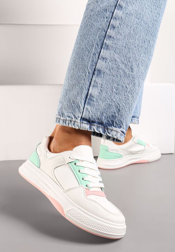 Renee - Biało-Różowe Sneakersy Ozdobione Kolorowymi Wstawkami i Perforacją Uttavia. Kolor: biały. Wzór: kolorowy, aplikacja