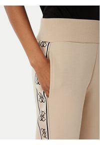 Guess Spodnie dresowe V2YB15 KB3P2 Beżowy Regular Fit. Kolor: beżowy. Materiał: bawełna #5