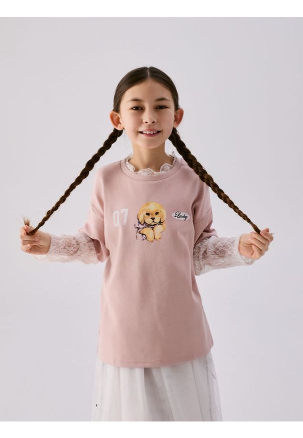 Reserved - Koszulka z koronkowymi rękawami - różowy. Kolor: różowy. Materiał: koronka