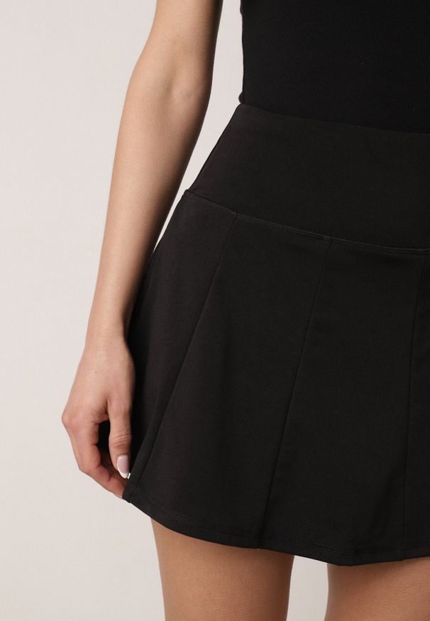 Born2be - Czarne Sportowe Spódnico-Szorty z Funkcjonalnymi Kieszonkami Natellea. Okazja: na spacer. Kolor: czarny. Materiał: materiał. Styl: sportowy