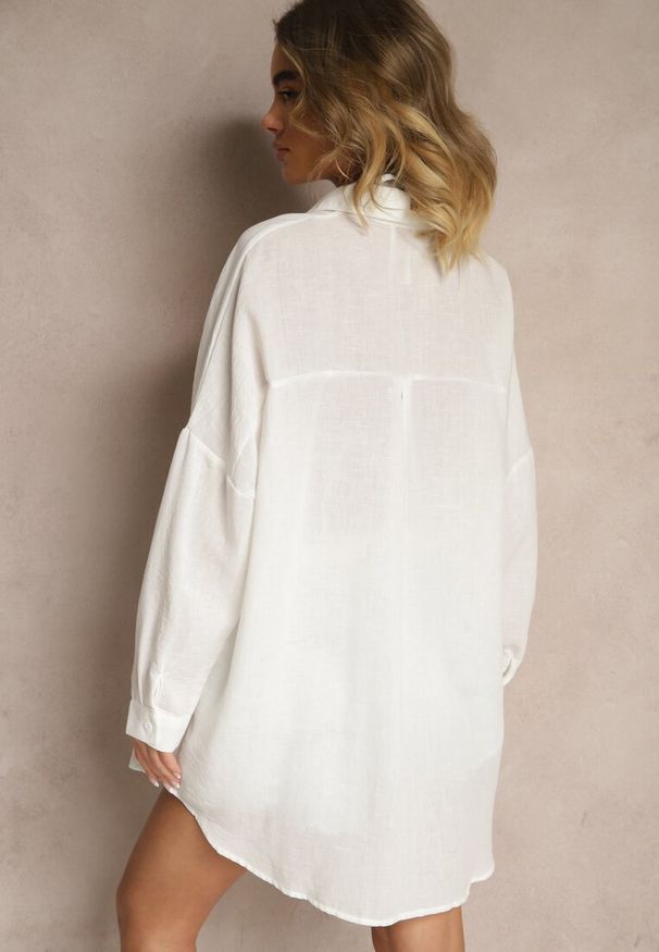 Renee - Biała Koszula o Fasonie Oversize w Klasycznym Stylu Marionera. Okazja: na co dzień. Kolor: biały. Materiał: bawełna, materiał. Długość rękawa: długi rękaw. Długość: długie. Styl: klasyczny