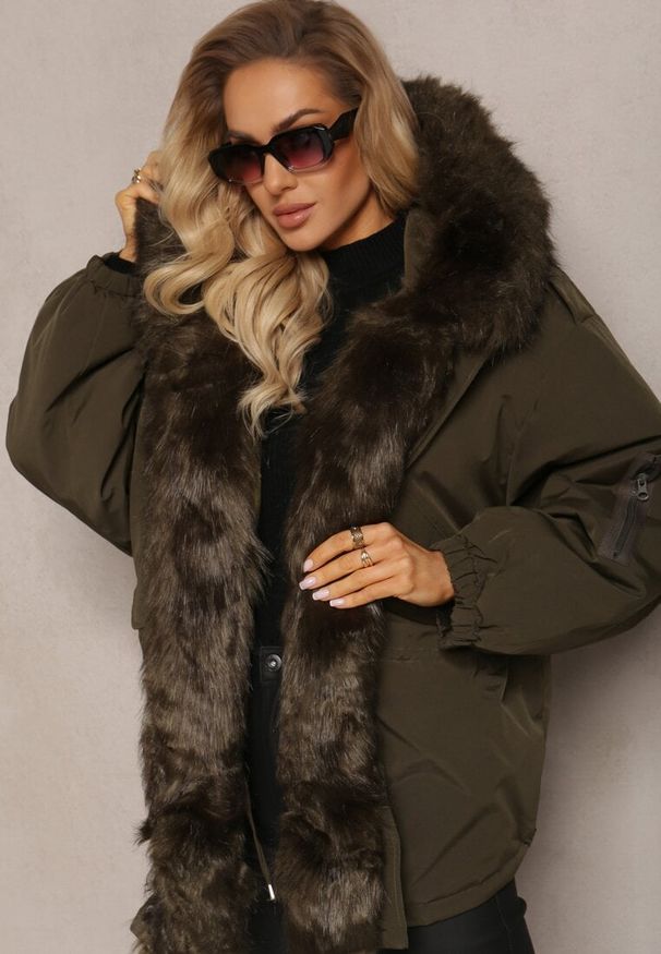 Renee - Ciemnozielona Kurtka Parka Oversize z Futerkiem Horelle. Kolor: zielony. Materiał: futro. Długość rękawa: długi rękaw. Długość: długie. Wzór: jednolity, gładki, aplikacja. Sezon: jesień, zima. Styl: klasyczny