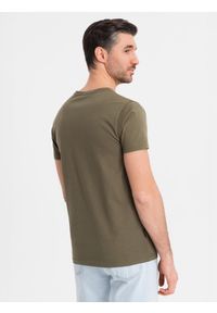 Ombre Clothing - Męska klasyczna bawełniana koszulka z dekoltem w serek BASIC – ciemnooliwkowa V6. Typ kołnierza: dekolt w serek. Kolor: oliwkowy. Materiał: bawełna. Styl: klasyczny #7