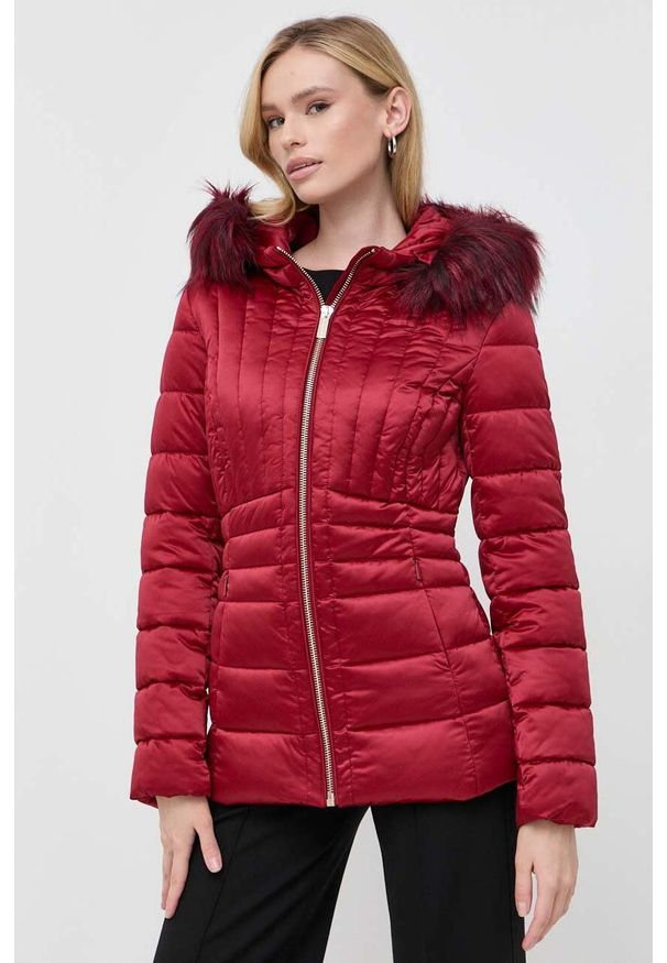 Marciano Guess kurtka damska kolor czerwony zimowa. Kolor: czerwony. Materiał: futro. Sezon: zima