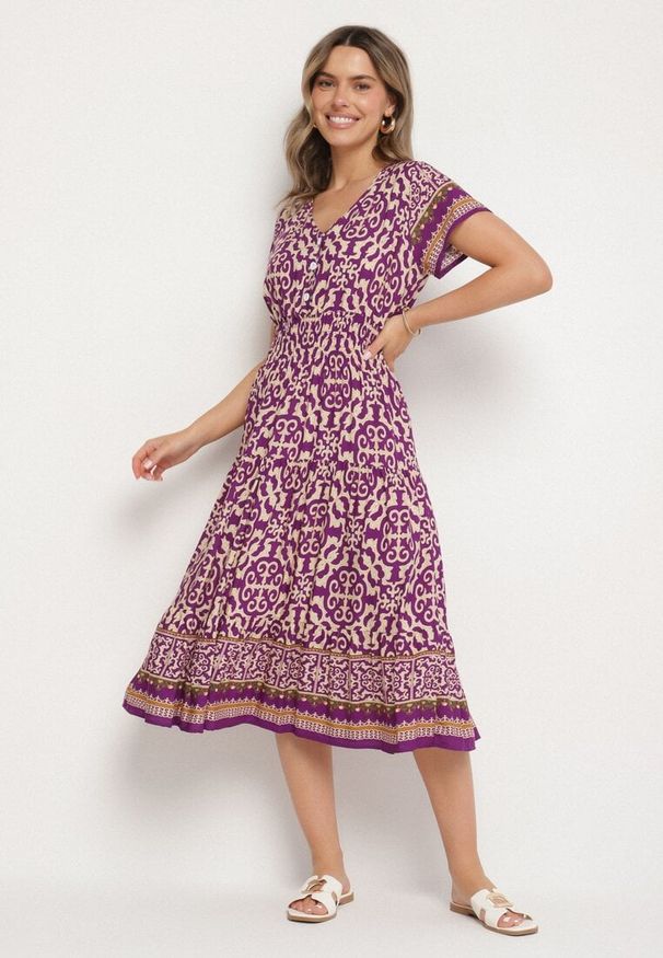 Born2be - Ciemnofioletowa Bawełniana Sukienka z Gumką w Talii i Guzikami Natiflione. Okazja: na co dzień. Typ kołnierza: dekolt w kształcie V. Kolor: fioletowy. Materiał: bawełna. Typ sukienki: rozkloszowane, oversize. Styl: elegancki, klasyczny, casual