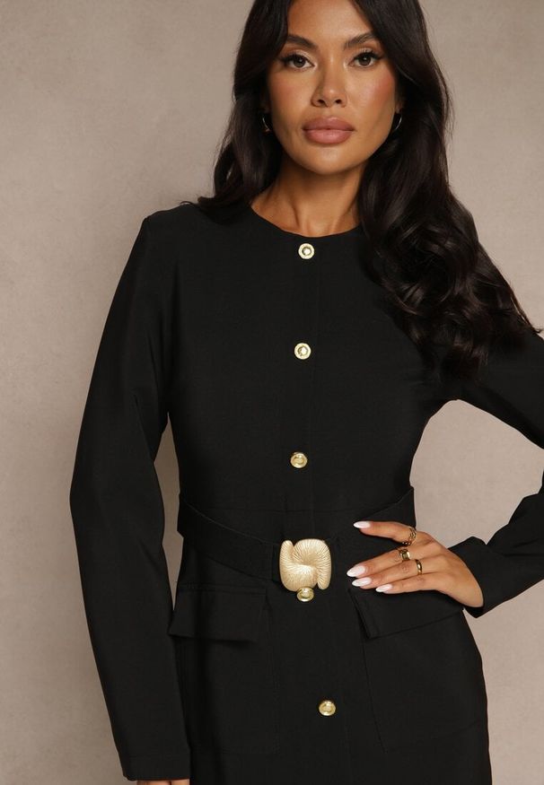 Renee - Czarna Taliowana Sukienka z Eleganckimi Guzikami i Metaliczną Klamrą Espedia. Okazja: na spotkanie biznesowe, na imprezę. Kolor: czarny. Materiał: skóra. Długość rękawa: długi rękaw. Styl: elegancki