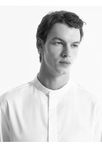 Reserved - Koszula slim fit ze stójką - biały. Typ kołnierza: kołnierzyk stójkowy. Kolor: biały. Materiał: tkanina, włókno