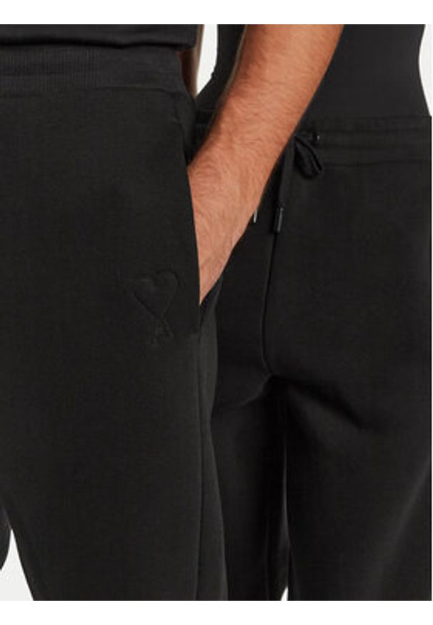 AMI PARIS Spodnie dresowe UTR237.749 Czarny Relaxed Fit. Kolor: czarny. Materiał: bawełna