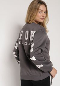 Born2be - Szara Ocieplana Bluza z Bawełną i Napisem z Tyłu Fezanda. Okazja: na co dzień. Kolor: szary. Materiał: bawełna. Wzór: napisy. Styl: klasyczny, casual, elegancki #2