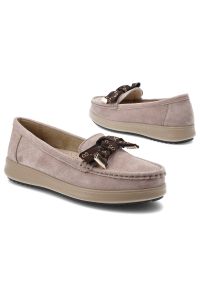 Mokasyny damskie Filippo, cholewka skóra naturalna zamszowa fason wsuwany ozdobna klamra na przodzie miękka linia noska stabilna podeszwa delikatnie. Okazja: na co dzień, na spacer. Zapięcie: klamry. Kolor: beżowy. Materiał: skóra, zamsz. Szerokość cholewki: normalna. Wzór: aplikacja. Sezon: wiosna, jesień. Styl: casual, klasyczny, elegancki #5