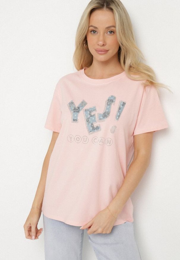 Born2be - Różowy T-shirt z Bawełny Ozdobiony Cekinami i Cyrkoniami Camiren. Okazja: na co dzień. Kolor: różowy. Materiał: bawełna. Wzór: aplikacja. Styl: elegancki, casual