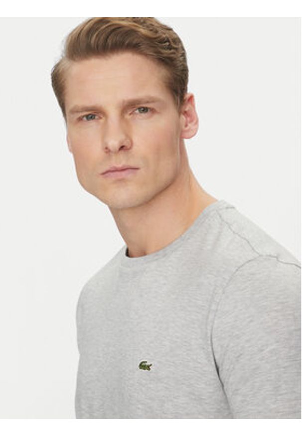 Lacoste T-Shirt TH6709 Szary Regular Fit. Kolor: szary. Materiał: bawełna