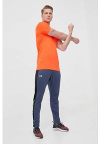 Under Armour t-shirt treningowy kolor pomarańczowy gładki 1361683-001. Kolor: pomarańczowy. Materiał: skóra, materiał. Wzór: gładki #2