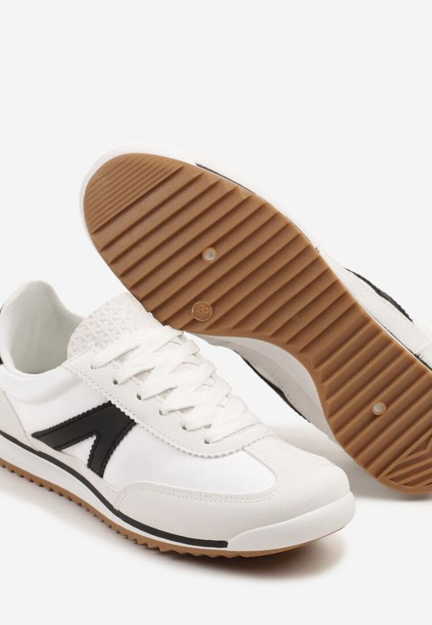 Born2be - Białe Sneakersy w Stylu Kultowych Tenisówek z Ozdobnymi Przeszyciami Valtewi. Okazja: na co dzień. Kolor: biały. Materiał: jeans. Wzór: aplikacja. Obcas: na płaskiej podeszwie