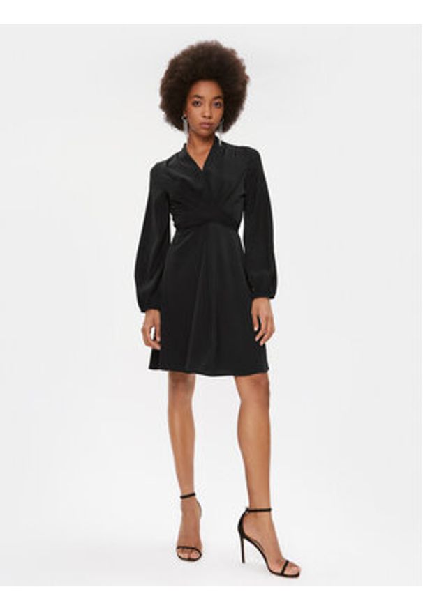 DKNY Sukienka codzienna DD3G2174 Czarny Regular Fit. Okazja: na co dzień. Kolor: czarny. Materiał: syntetyk. Typ sukienki: proste. Styl: casual