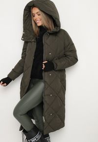 Born2be - Ciemnozielona Kurtka Płaszcz z Geometrycznym Pikowaniem Johnatta. Kolor: zielony. Wzór: geometria #4