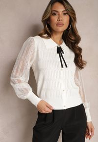 Renee - Biała Bluzka z Kołnierzykiem ze Wstążką i Siateczkowymi Rękawami Lelmira. Typ kołnierza: kokarda. Kolor: biały. Materiał: koronka. Styl: elegancki #3