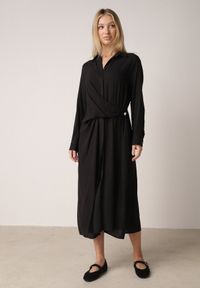 Born2be - Czarna Wiskozowa Sukienka Koszulowa z Marszczeniem i Guzikiem w Talii Lennatha. Okazja: na co dzień. Kolor: czarny. Materiał: wiskoza. Typ sukienki: koszulowe. Styl: casual, elegancki, klasyczny #3