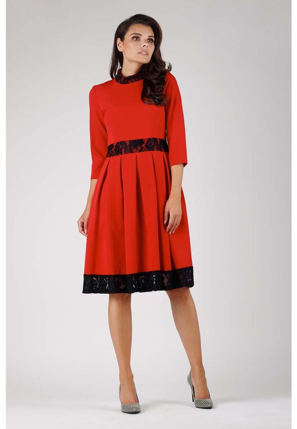 Nommo - Rozkloszowana Sukienka z Koronką - Czerwona. Kolor: czerwony. Materiał: koronka. Wzór: koronka